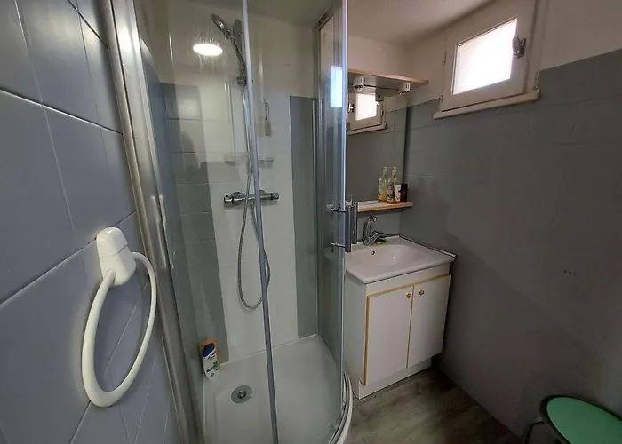 Climatisé 2 Pièces à 160m De La Avec Terrasse, Parking Privé Et Proche Commerces - Fr-1-423-240 Le Grau-dʼAgde
